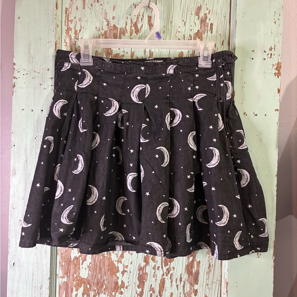 Women’s Hot Topic black and white celestial pleated mini skirt